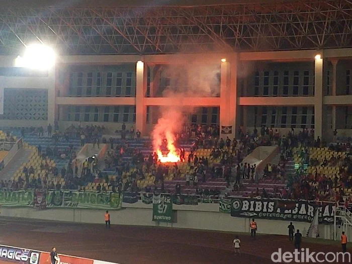 33 Suporter Persis Solo Diamankan Usai Pesta Flare saat Lawan Dewa United di Surakarta
