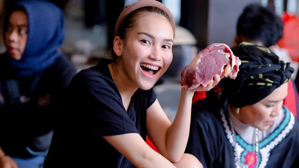5.553 Paket Daging Kurban Dibagikan, Ayu Ting Ting dan Eko Suwanto Jadi Sorotan di Idul Adha 2026