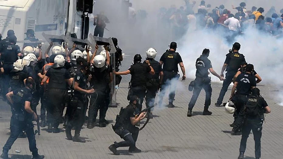 5 Kasus Riot Terbaru di 2026: Turkish Riot Police dan Protesters Clash