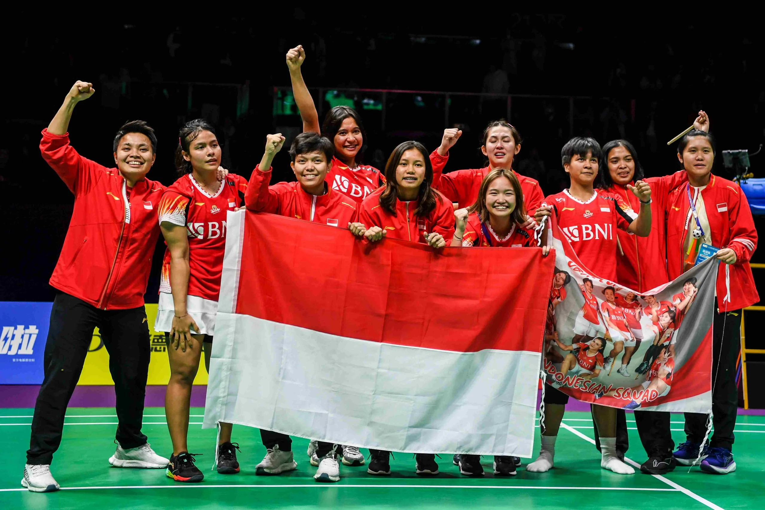 Cuma ditarget lolos grup, malah berhasil ke semifinal! Kemenangan Esther Nurumi bawa tim Uber Indonesia hajar Denmark 3-1 – Kejutan Besar Turnamen