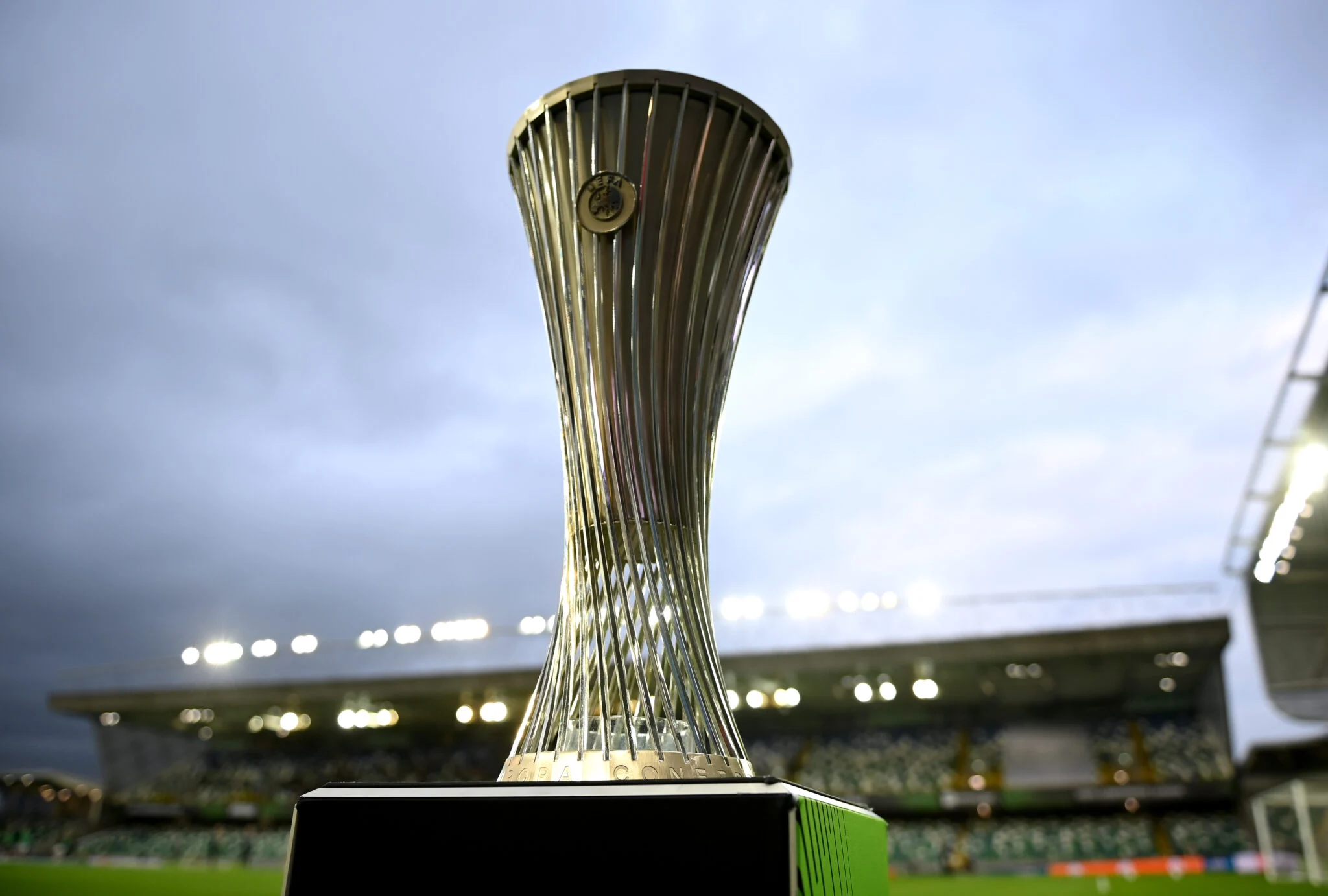 Maarten Paes Bawa Ajax ke Puncak, Siap Hadapi Utrecht di Final Playoff Europa Conference League 2026/2027