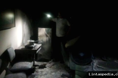 Asap dan api keluar dari Gedung Djakarta Theater yang terbakar di Jakarta Pusat pada malam hari