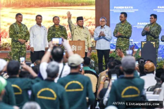 Prabowo Subianto berbicara tentang peran TNI-Polri sebagai anak kandung rakyat saat Panen Raya di Malang.