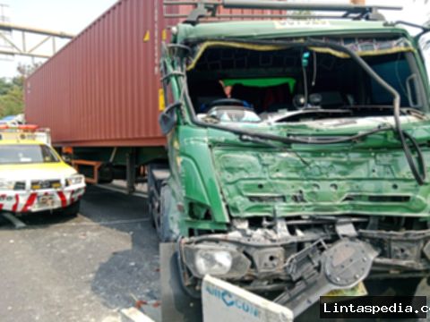 Enam kendaraan ringsek setelah tabrakan beruntun di Tol Bintara arah Cakung, KM 54+600, Sabtu (18/7/2026).