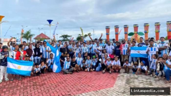 Pemain Argentina membentangkan spanduk klaim Falkland usai menang atas Inggris di semifinal Piala Dunia 2026