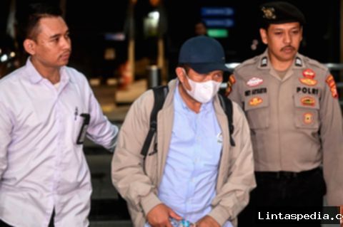 Lalu Ahmad Zaini, Bupati Lombok Barat, tiba di Gedung Merah Putih KPK.