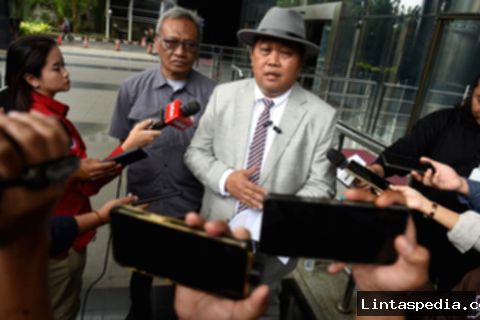 Hotman Paris Hutapea saat konferensi pers di Kejaksaan Agung terkait kasus Febrie Adriansyah.