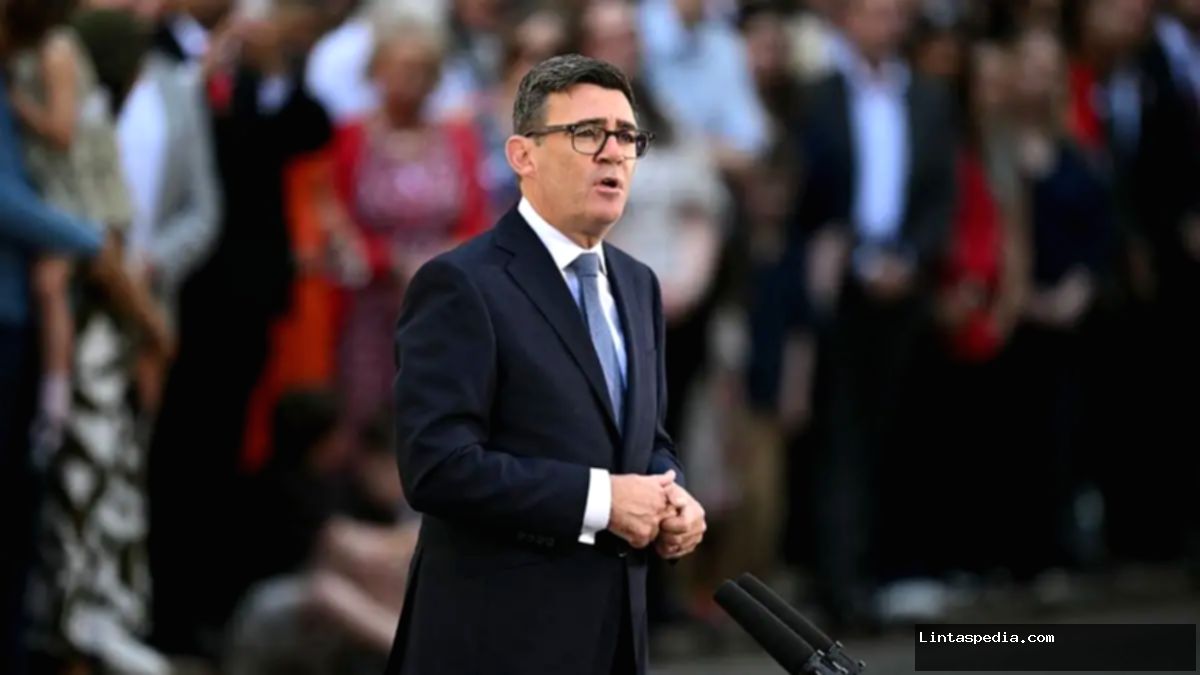 Andy Burnham dilantik sebagai Perdana Menteri Inggris baru menggantikan Keir Starmer di Istana Buckingham