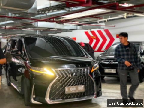 Hotman Paris tiba di Gedung Bundar Jampidsus Jakarta untuk menanyakan surat pemanggilan