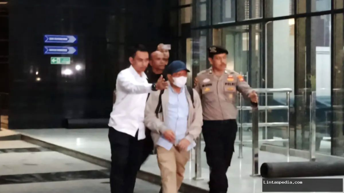 Bupati Lombok Barat Lalu Ahmad Zaini tiba di gedung KPK Jakarta dengan mengenakan masker dan topi setelah terjaring OTT