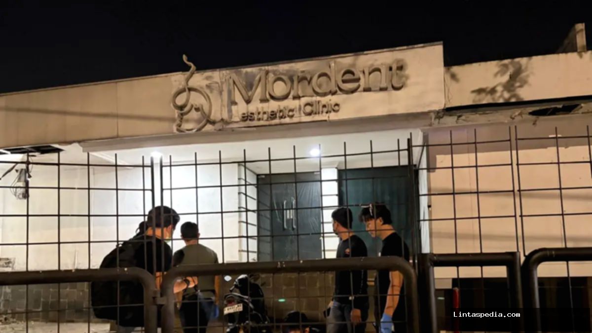Polisi gelar olah TKP terkait temuan tewasnya pria yang diduga penjaga rumah Febrie Adriansyah