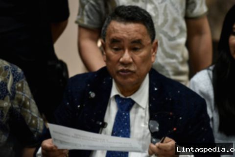 Anggota Komisi III DPR Soedeson Tandra memberikan pernyataan menepis klaim Hotman Paris tentang izin presiden