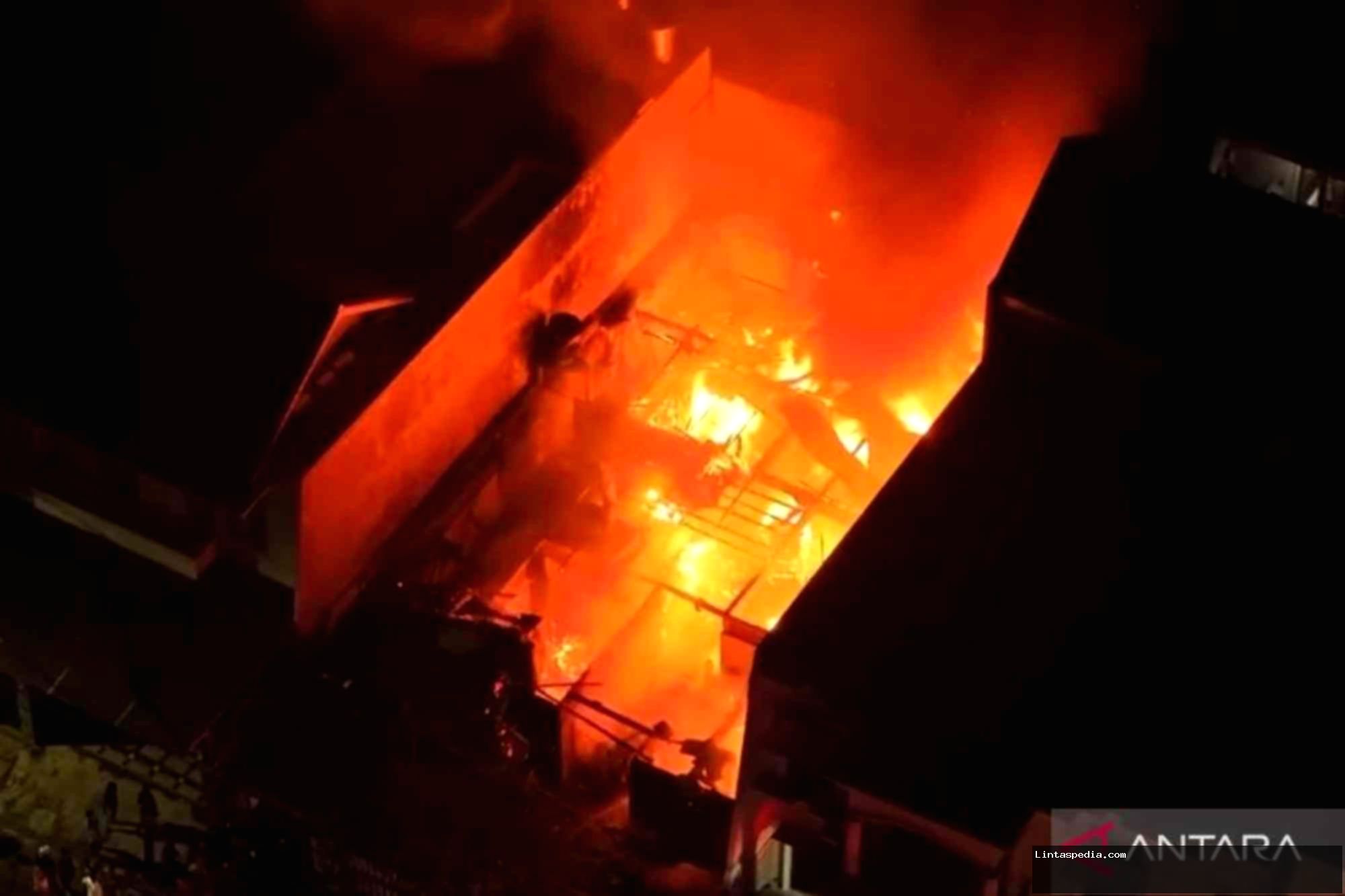 Kebakaran di Pulo Gadung Minggu malam, satu orang meninggal, innalillahi