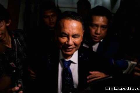 Hotman Paris meminta maaf secara terbuka saat konferensi pers kasus mantan Jampidsus Febrie Adriansyah, 20 Juli 2026.