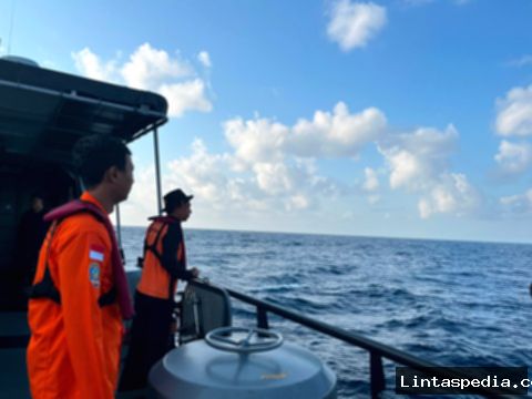 Tim SAR gabungan mencari korban KM Nurul Salsa tenggelam di perairan Selayar, Sulawesi Selatan.