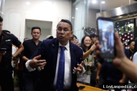 Hotman Paris Hutapea menyampaikan pernyataan di Gedung Bundar Jampidsus, Jakarta Selatan