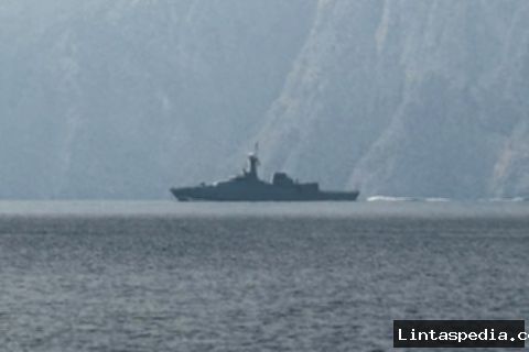 Kapal angkatan laut berlayar di Selat Hormuz