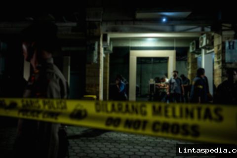 Pengacara Hotman Paris Hutapea berbicara dalam jumpa pers membantah Febrie Adriansyah terkait brankas Sentul dan bisnis money changer.