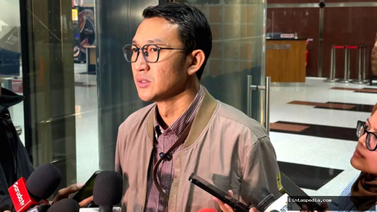 Raja Juli Antoni, Menteri Kehutanan, terkait laporan gratifikasi yang diverifikasi KPK.