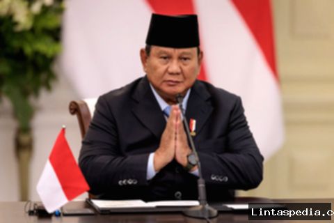 Prabowo Subianto tersenyum saat menghadiri acara Panen Raya TNI Terintegrasi di Malang, Jawa Timur.