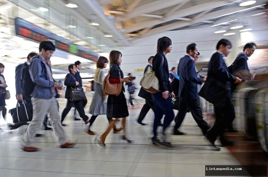 Kontroversi kenaikan tarif lepas status WNI – ‘Bukan soal nominal, tapi tentang hak dasar warga yang tak terpenuhi’