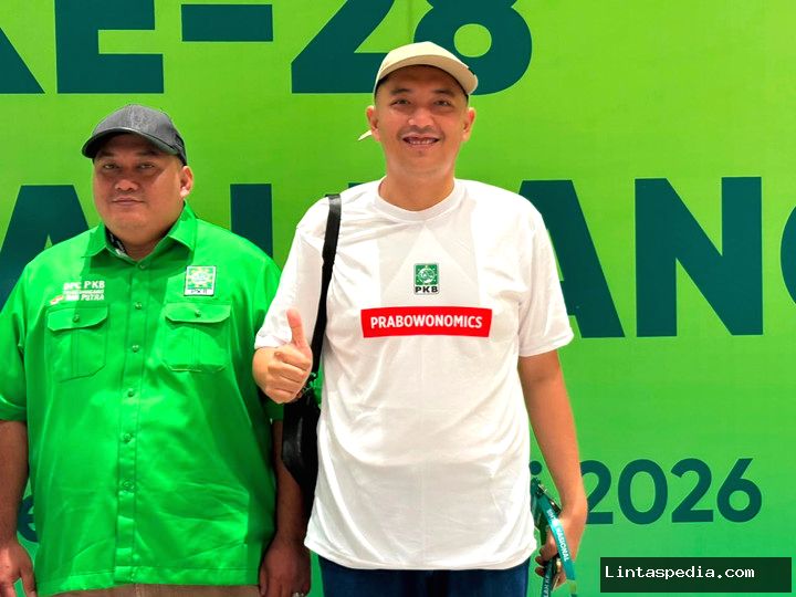 Prabowo terharu lihat baju ‘Prabowonomics’ PKB, langsung bercanda ke Dasco