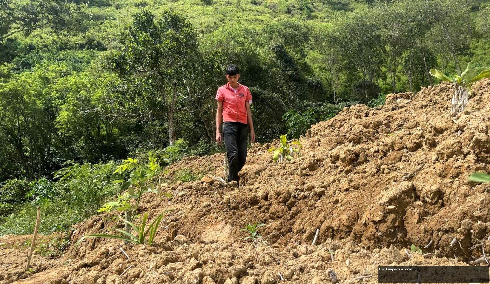 ‘Kami mencari-cari, namun hasilnya nihil’ – Ratusan makam tertimbun longsor di Aceh Tengah, warga berjuang mencari pusara keluarga
