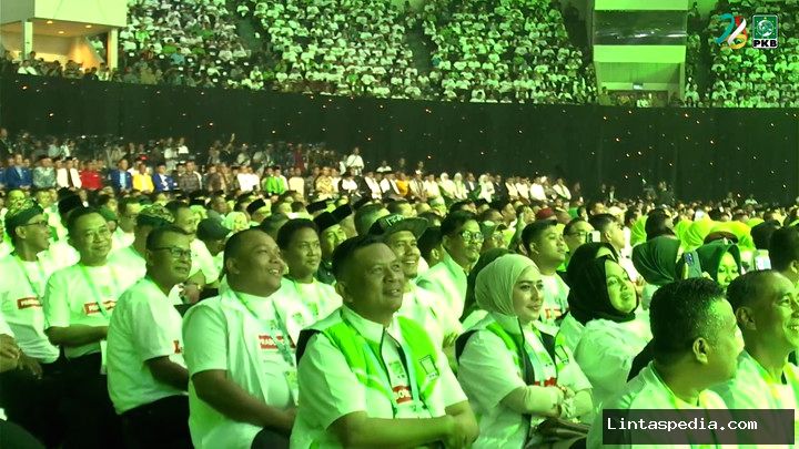 Prabowo terharu lihat baju ‘Prabowonomics’ PKB, langsung bercanda ke Dasco
