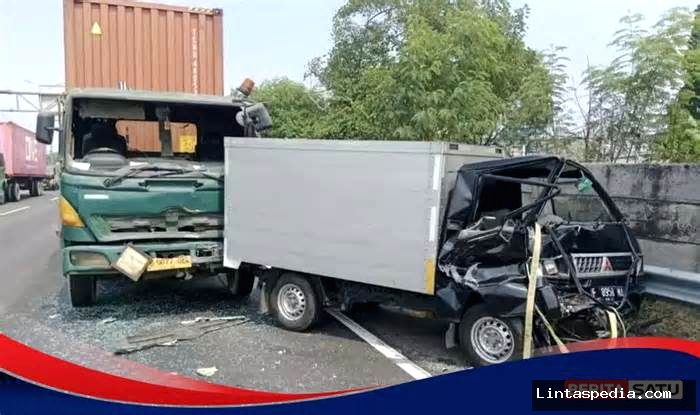 Tabrakan Maut di Tol Bintara Arah Cakung: 6 Kendaraan, 1 Tewas