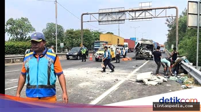Tabrakan Maut di Tol Bintara Arah Cakung: 6 Kendaraan, 1 Tewas