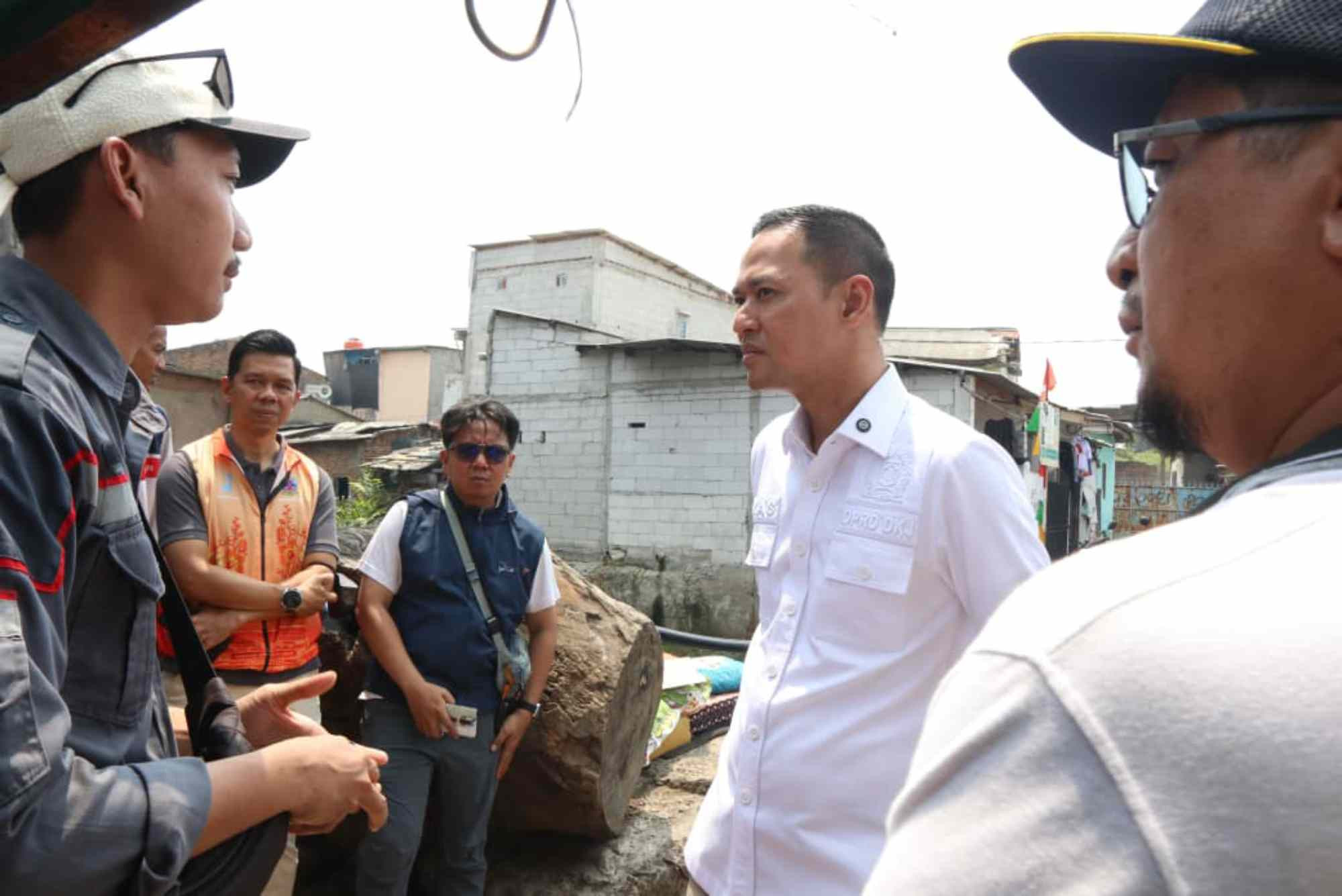Warga melintasi jembatan bambu darurat di Gang Perkutut, Tegal Alur, Kalideres, Jakarta Barat, yang menjadi satu-satunya akses setelah jembatan beton dibongkar untuk proyek normalisasi Kali Semongol. Anggota Komisi C DPRD DKI Jakarta Gias Kumari Putra meninjau lokasi dan merespons desakan warga untuk perbaikan jembatan tersebut.