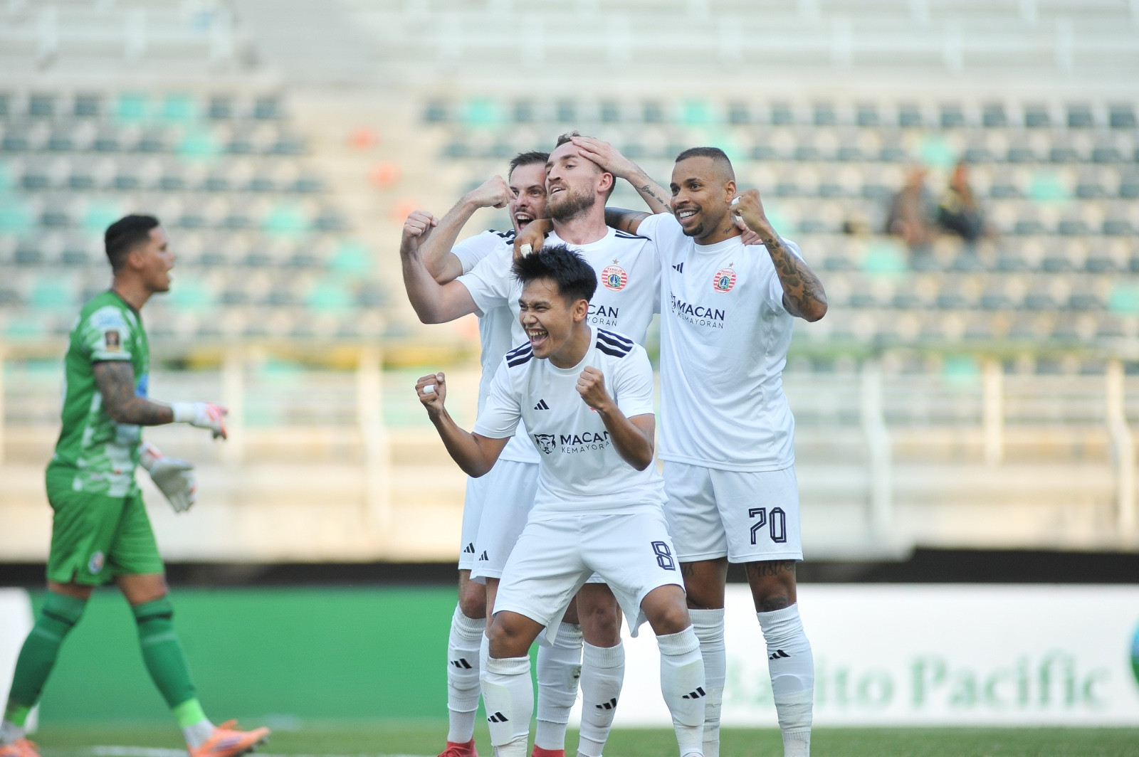 Pelatih Shin Tae-yong dan pemain Persija Jakarta merayakan kemenangan 3-1 atas Arema FC di perebutan tempat ketiga Piala Presiden 2026