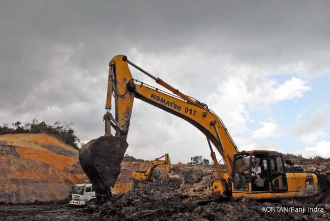 Alat berat United Tractors beroperasi di area pertambangan.