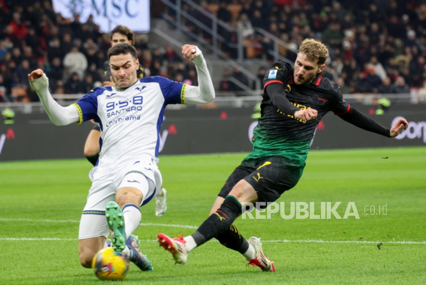 Santiago Gimenez mengenakan seragam AC Milan di lapangan
