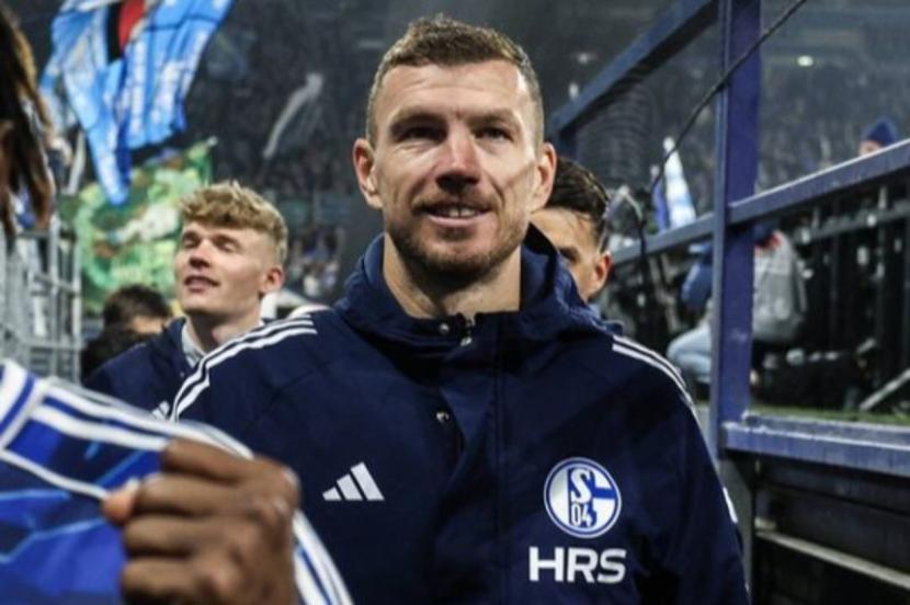Edin Dzeko menandatangani perpanjangan kontrak bersama Schalke 04 hingga Juni 2027