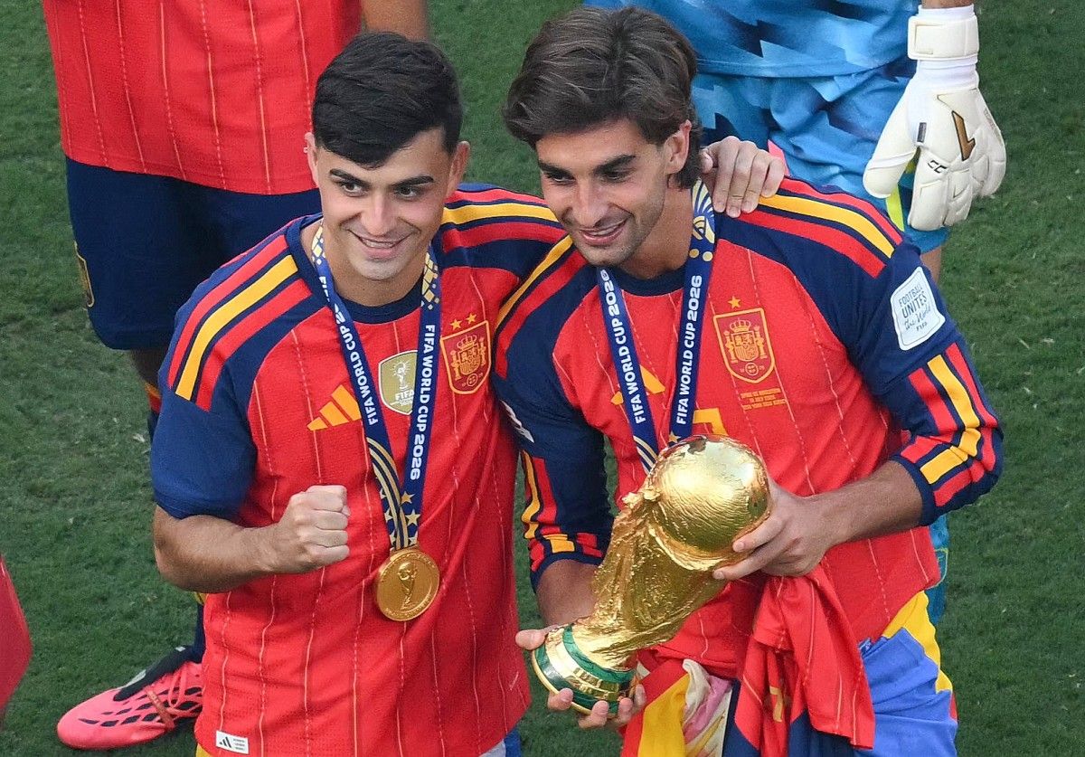 Ferran Torres mengenakan seragam Barcelona setelah memastikan bertahan dan menolak Real Madrid.