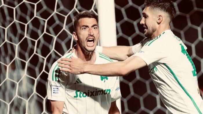 Pemain Panathinaikos dan Paksi bertanding dalam kualifikasi Liga Konferensi UEFA.