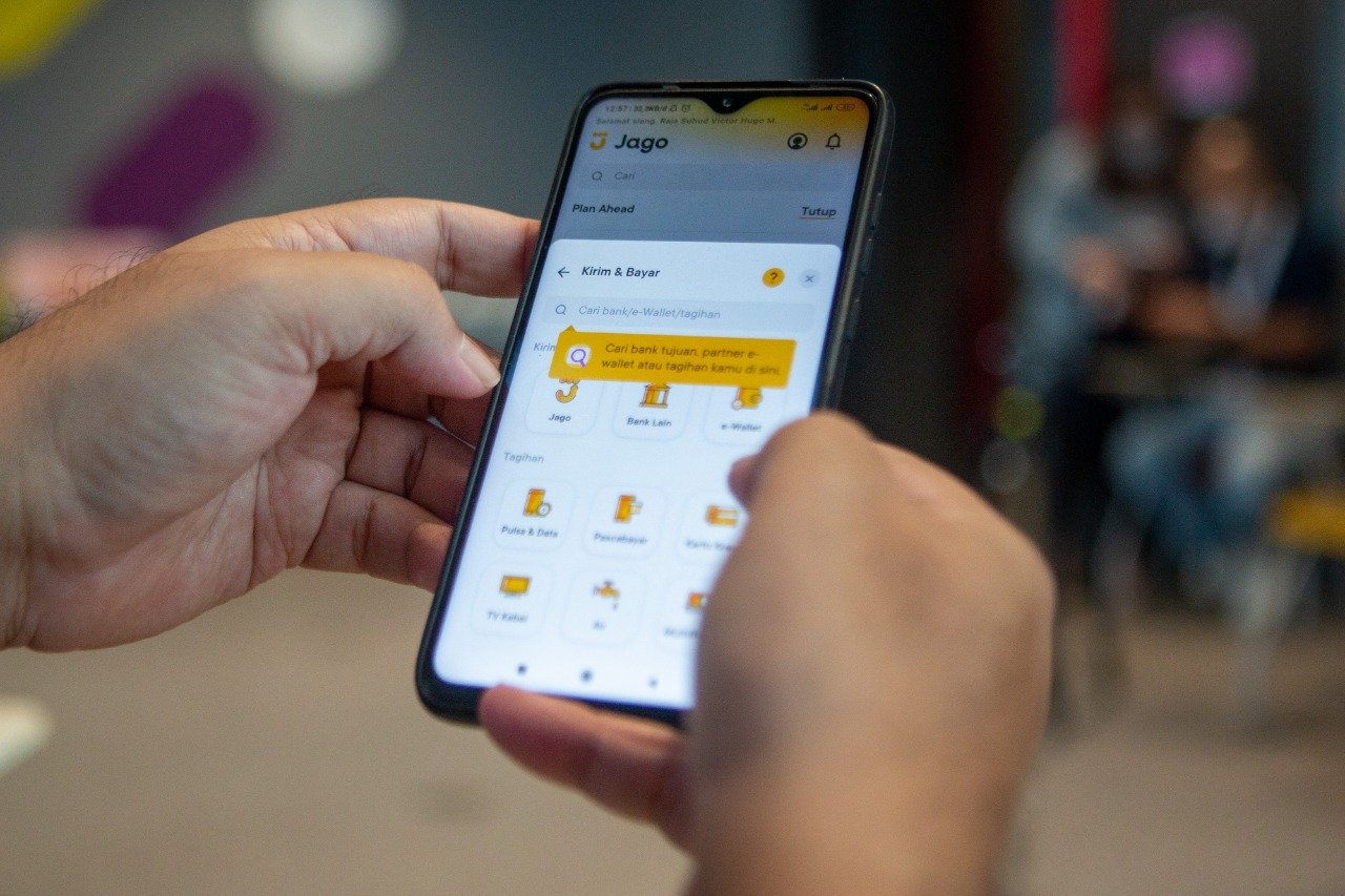 Logo Bank Jago dan ilustrasi instrumen investasi emas digital
