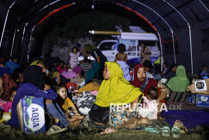 Peta lokasi gempa magnitudo 7,7 di Nusa Tenggara Timur akibat sesar naik busur belakang Flores