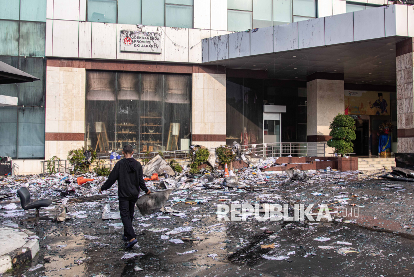 Gedung Bapenda DKI Jakarta terbakar hingga lantai 16 di Jalan Abdul Muis, Gambir