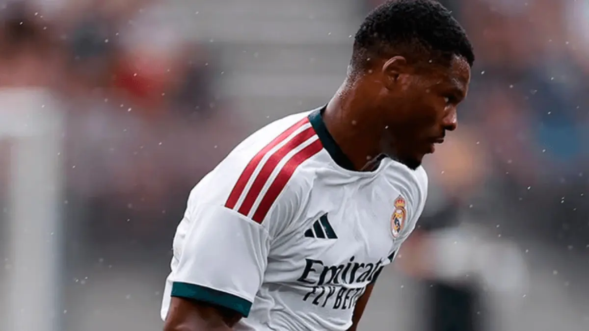 Denzel Dumfries bermain sebagai sayap kanan dalam debutnya bersama Real Madrid melawan Fiorentina