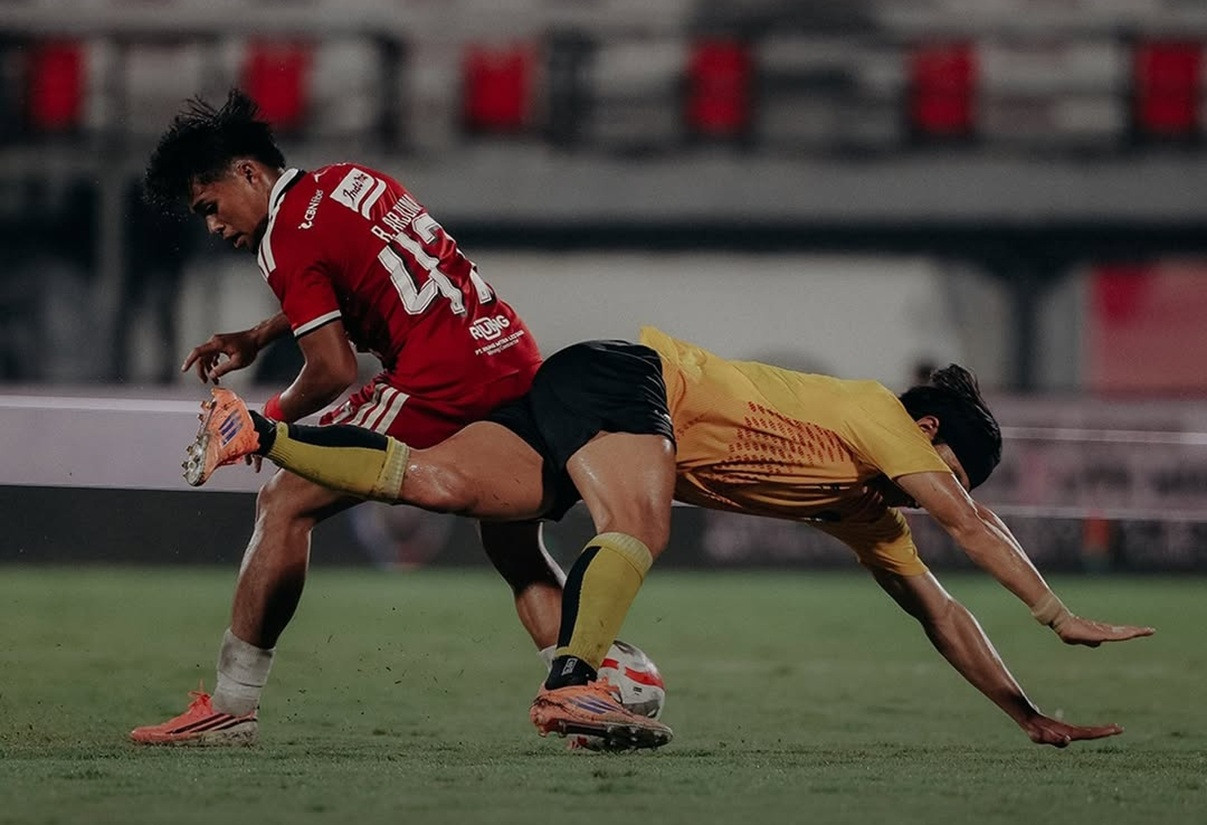 Johnny Jansen, pelatih kepala Bali United, di pinggir lapangan saat laga pramusim melawan Sabah FC