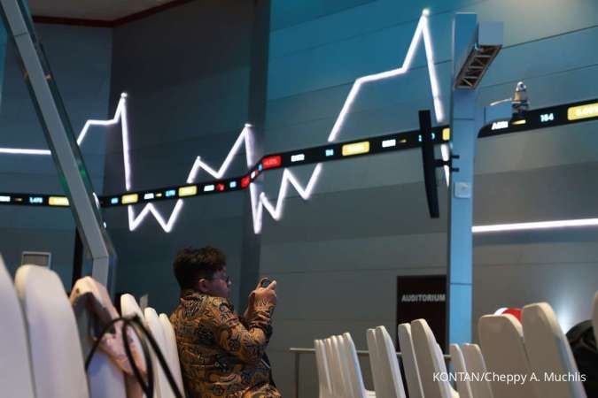 Papan informasi pergerakan saham di bursa efek saat IHSG melemah tipis ke 6.518