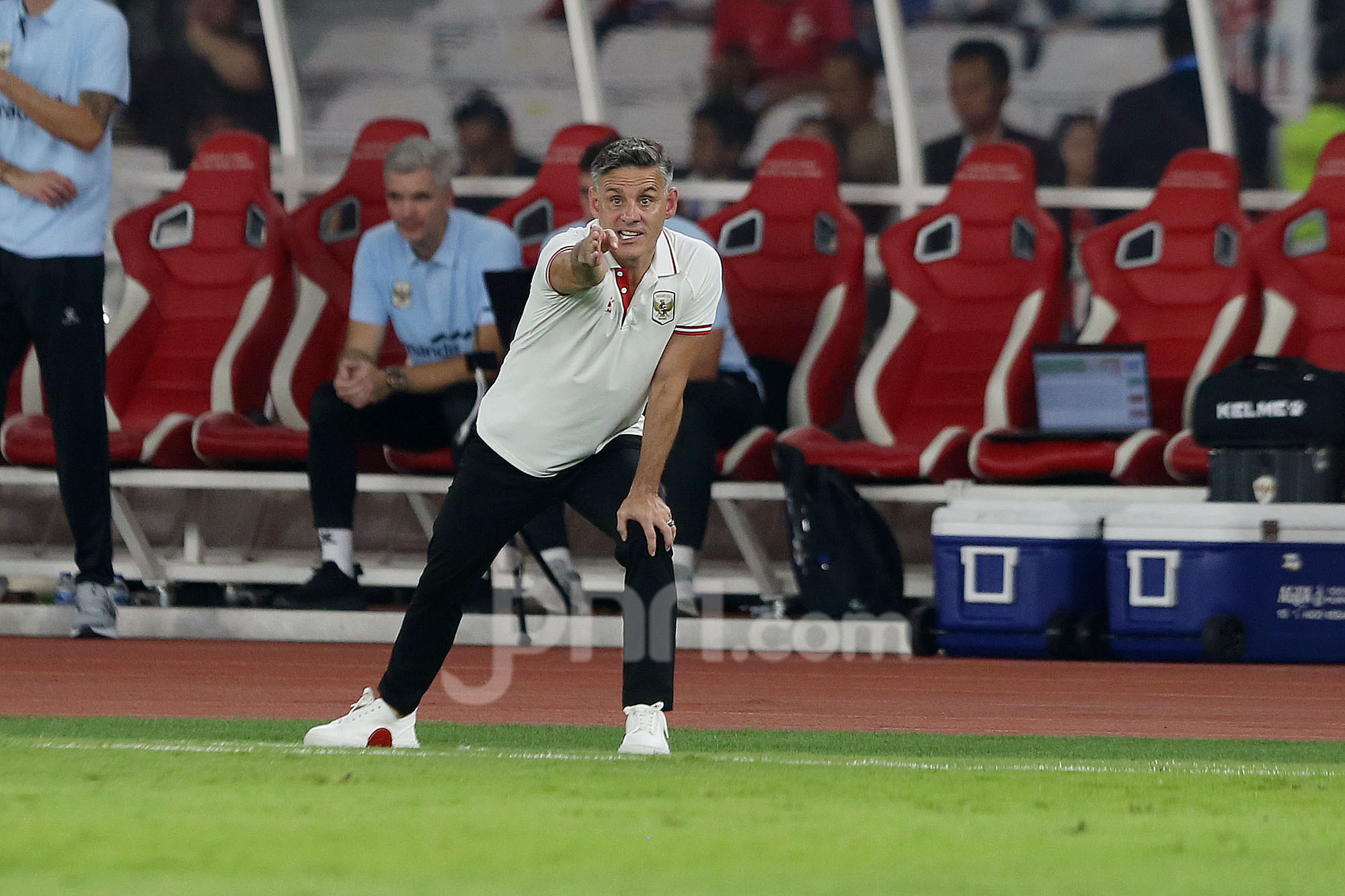 Pelatih John Herdman bersama pemain Timnas Indonesia dalam ruang ganti sebelum menghadapi Singapura.