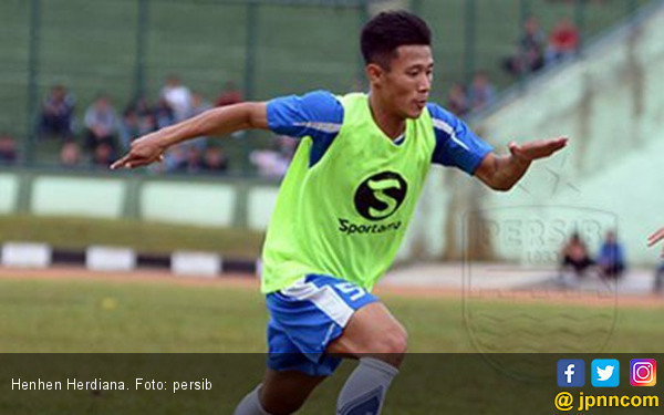 Henhen Herdiana, bek kanan 30 tahun, dipinjamkan Persib ke PSM Makassar untuk musim 2026/2027