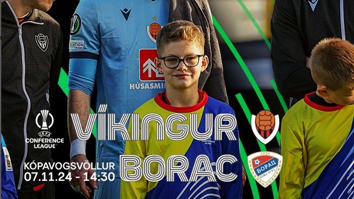 Pemain Vikingur Reykjavik dan Hapoel Beer Sheva berebut bola di stadion Vikingsvollur dalam laga kualifikasi Liga Champions.