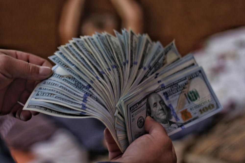 Gubernur Bank Indonesia mengumumkan perluasan insentif hedging dengan diskon premi 12,5 persen dalam konferensi pers RDG di Jakarta.