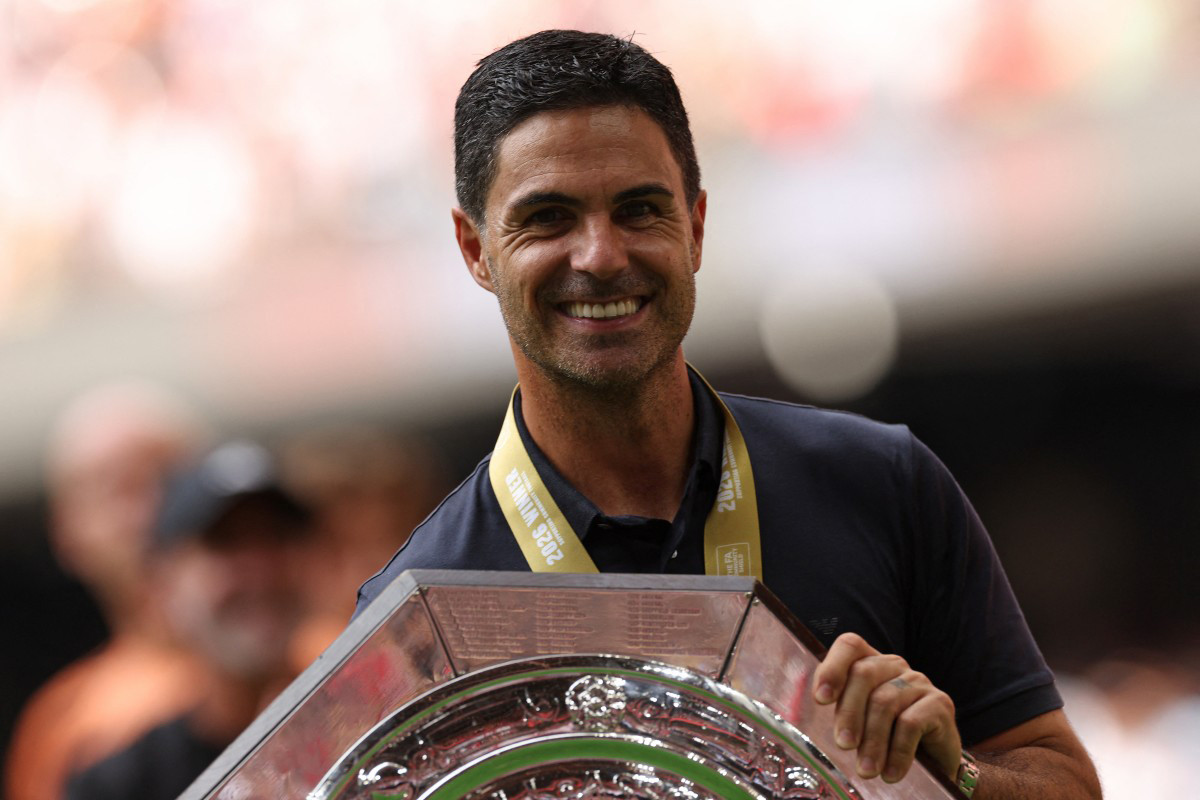 Mikel Arteta mengangkat trofi Community Shield 2026