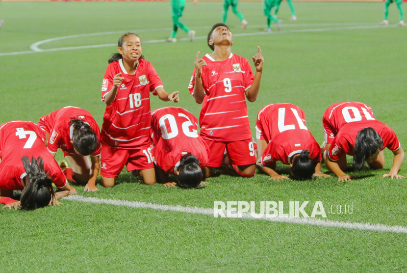 Pemain Timnas Putri Indonesia U-17 berlatih di pusat pelatihan Clairefontaine, Prancis, jelang turnamen Srikandi Merdeka Cup 2026 di Kudus.