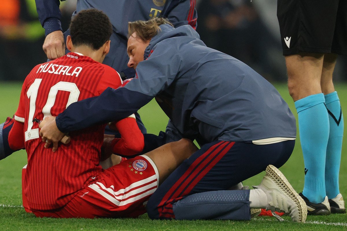 Jamal Musiala berbaring di lapangan setelah insiden saat laga Bayern Munchen melawan RB Leipzig